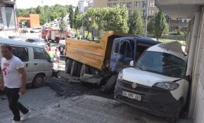 Hafriyat kamyonu caddeyi savaş alanına çevirdi