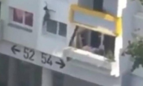 İki çocuk yangından atlayarak kurtuldu