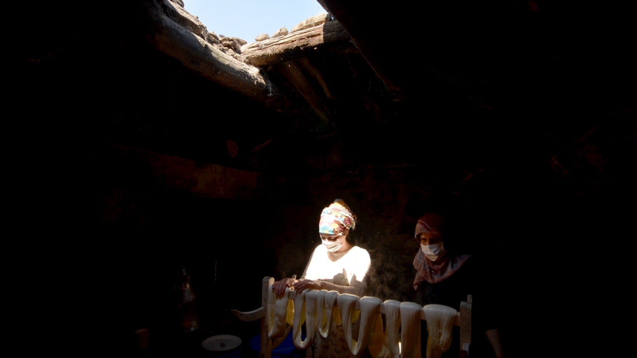 Peynir üreten kadınlardan Sayime Al, sezonun ilk çeçil peynirini üretmek için kolları sıvadıklarını söyledi.