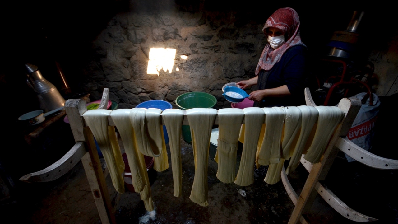 Kadınlardan Aysel Al da çeçil peynirini imece usulü yaptıklarını belirterek, "Yüzyıllardır süren çeçil peyniri geleneğini devam ettiriyoruz. Çeçil peyniri çok sağlıklı ve lezzetli, herkese tavsiye ediyoruz." dedi.