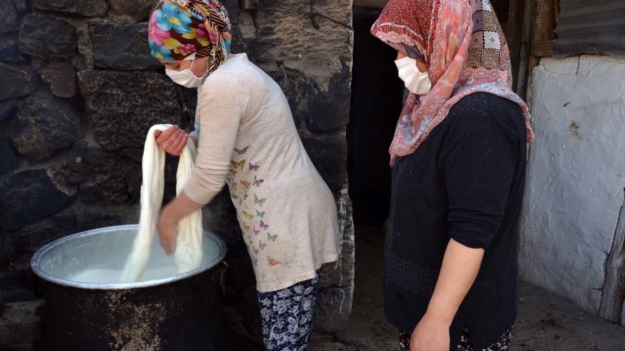 Yöre kadınları, ilk olarak ineklerden sağdıkları sütü makineden geçirerek kaymağından ayırıyor. Bu işleminin ardından yağından arındırılan süt, mayalanarak bir saat dinlendiriliyor.