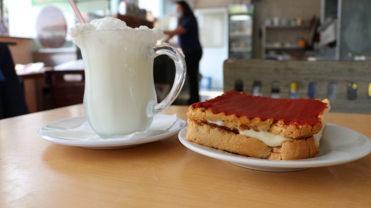 Kentteki tesislerde mola verenlerin ilk tercihlerinden olan tost ve ayran, yurt içinde olduğu kadar yurt dışından gelen birçok turist tarafından da biliniyor.