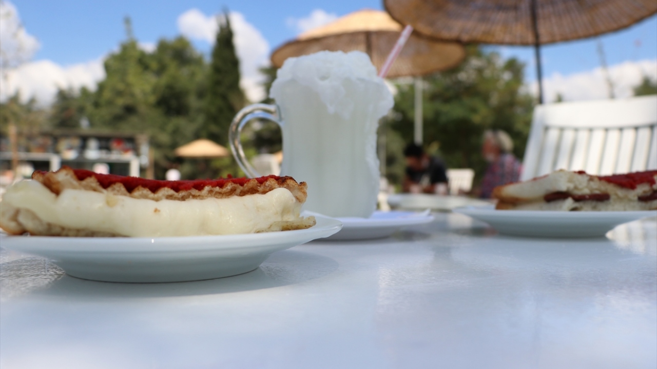 Yolu Susurluk`tan geçenler hem ekmeği ve peyniri ile tostun hem de manda ve inek sütüyle farklı bir lezzete sahip ayranın tadına bakmak için kontak kapatıp mola veriyor.