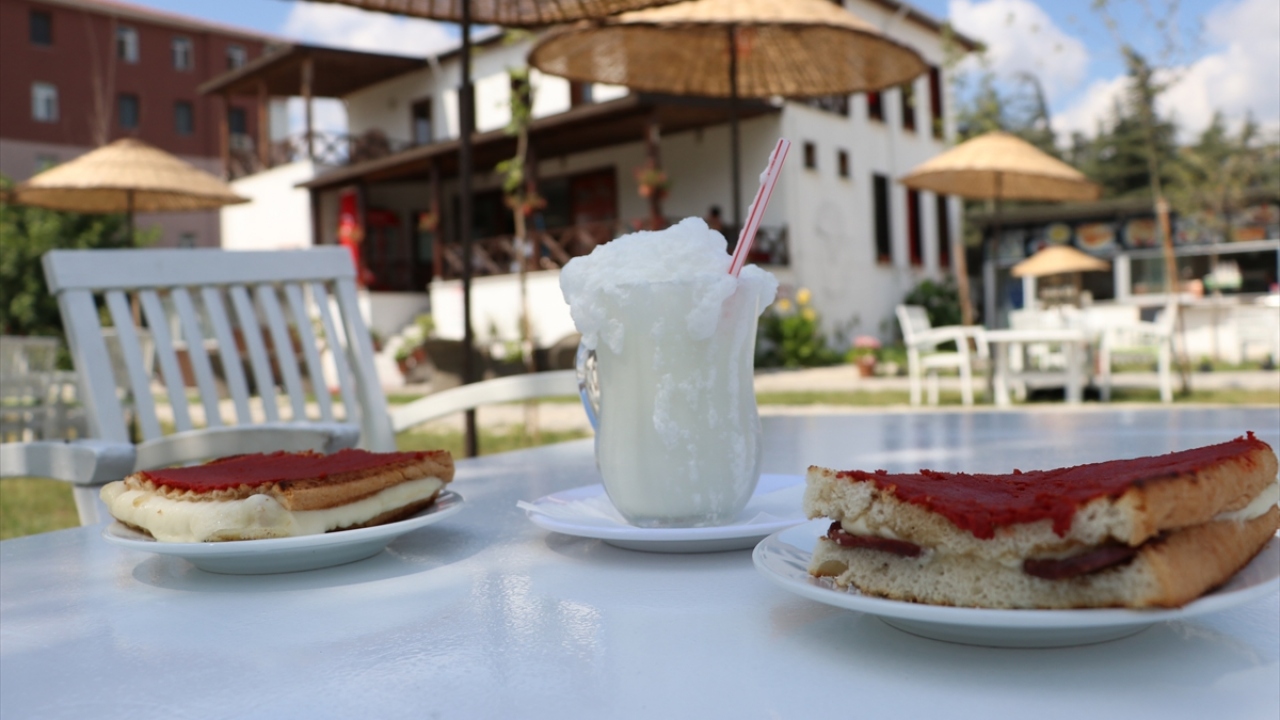 Ünü ilçe sınırlarını aşan "Susurluk Ayranı" ve "Susurluk Tostu", ekmeği ve peynirinin üretilmesi, tesislerde çalışanlarıyla 600`ü aşkın kişinin istihdam edilmesi sayesinde bölgenin ekonomisine de büyük katkı sağlıyor.