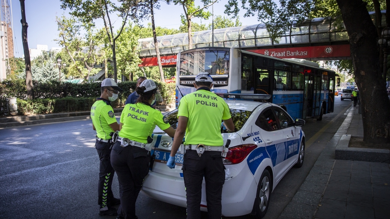  İçişleri Bakanlığının genelgesi doğrultusunda Ankara genelinde yapılan Kovid-19 denetimlerinde toplu taşıma araçlarında sosyal mesafe kuralına ve maske kullanımına genel olarak uyulduğu görüldü. Kurallara uymayan yolcular ise uyarıldı. 