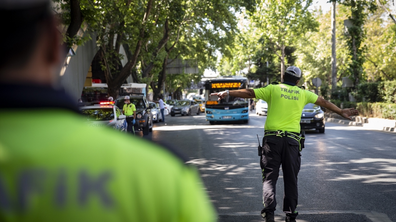 İçişleri Bakanlığının dün 81 il valiliğine gönderdiği "Covid- 19 Tedbirleri Kapsamında Denetimler" konulu genelge kapsamında Ankara`da denetimler sıklaştırıldı.