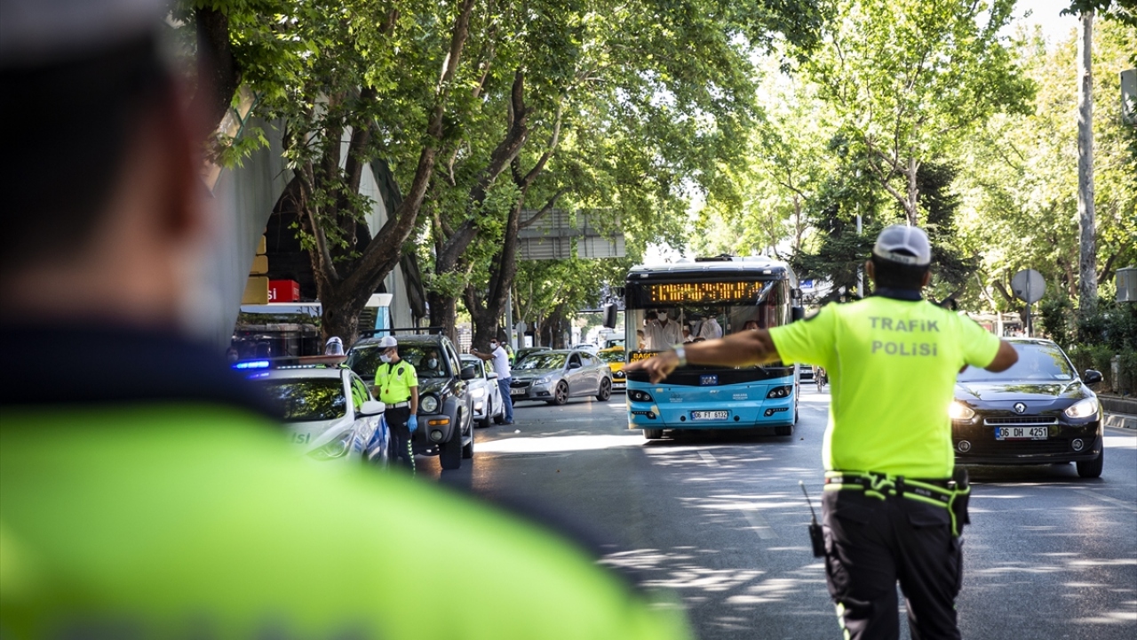 Trafik Denetleme Şube Müdürlüğüne bağlı ekiplerce kent genelinde 30`a yakın noktada çok sayıda trafik polisi tarafından yapılan denetimlerde toplu taşıma araçlarında maske kullanımı ve sosyal mesafe kurallarına uyulup uyulmadığı kontrol edildi.