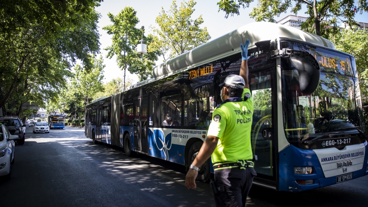 Toplu taşıma araçlarına giren ekipler, maskelerini düzgün takmayan ve sosyal mesafe kuralına uymayan yolcuları ikaz etti.