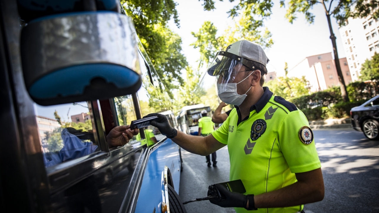 Kapasitesinin üzerinde yolcu alan toplu taşıma araçlarına ise cezai işlem uygulandı.