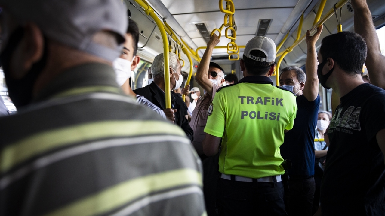 Ekipler, taksi ve özel araçlarda da denetim gerçekleştirdi.