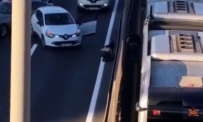 Kediyi kurtarmak için D-100 trafiğini durdurdu