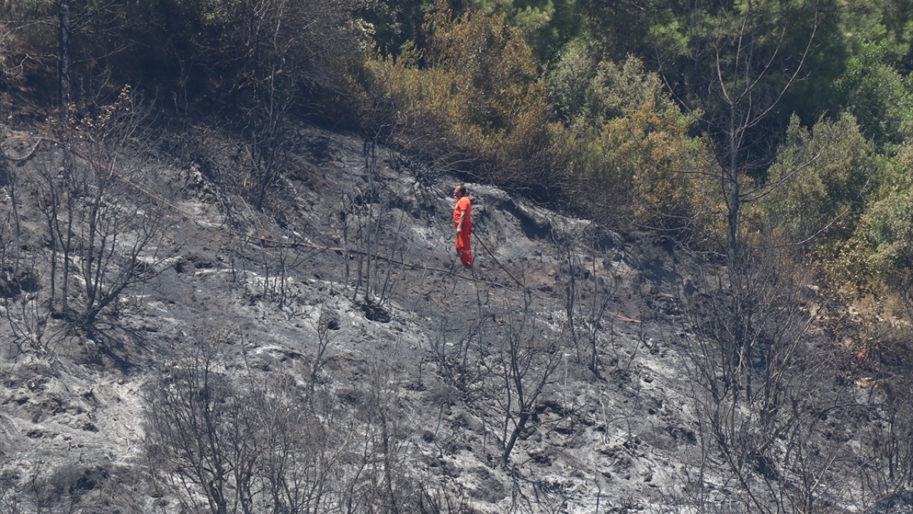Hortumlarla yangını söndürmeye çalıştıklarını belirten Özenç, "Biraz daha ilerleseydi evlerimiz yanacaktı. Hayvanlarımızı zor kurtardık, barınaktaki hayvanları saldık." dedi. 