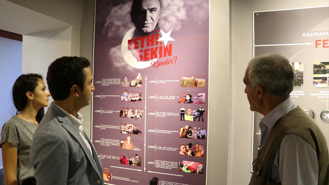 İlk ziyaretçisi şehidin babası oldu 