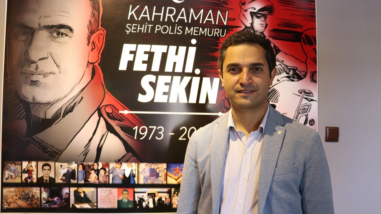 Şehidin gömleğinin cebinden çıkan 5 lira da sergileniyor