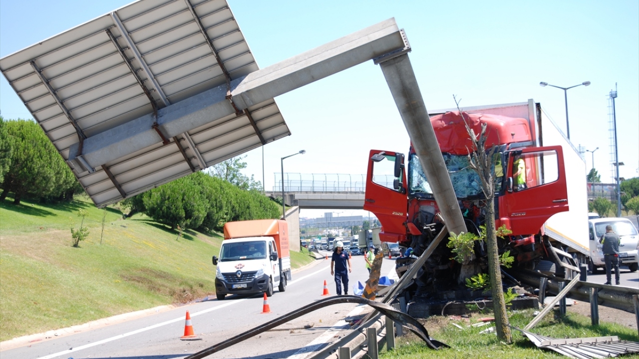 Sürücü, yara almadan kendi imkanlarıyla araçtan çıktı.