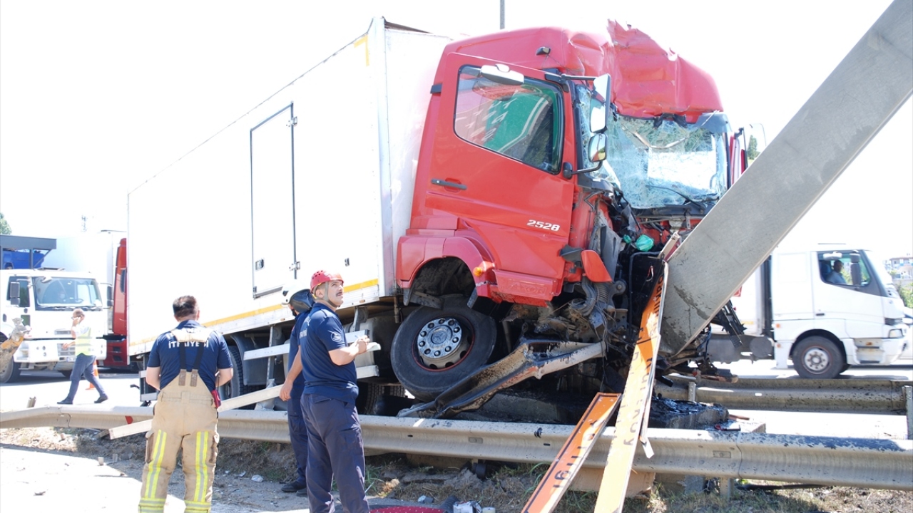Polis çevrede güvenlik önlemi alırken, otoyolun İstanbul istikametinde trafik yoğunluğu oluştu.