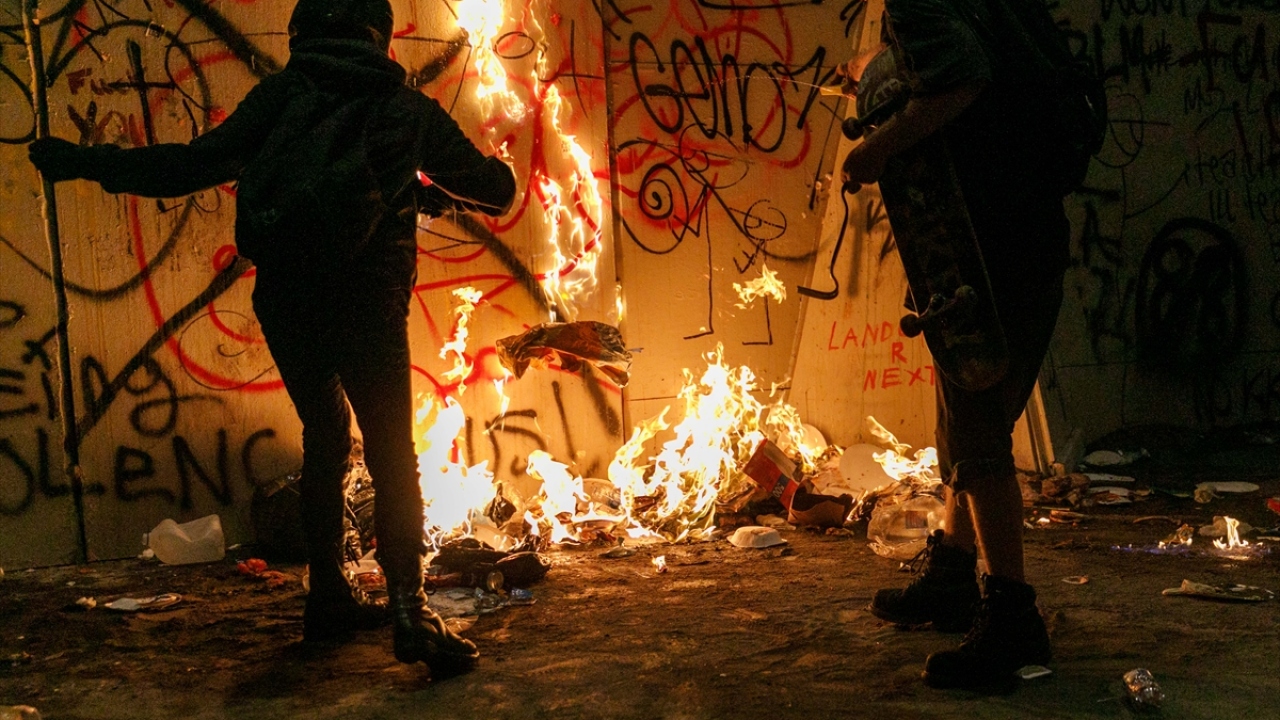 Bazı göstericiler, federal mahkeme binasının girişindeki çöpleri ve kontrplakları ateşe verdi.