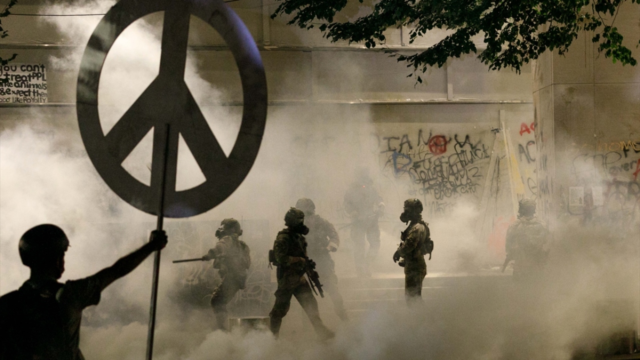 Federal güvenlik güçleri, bazı göstericilere plastik mermi ve göz yaşartıcı gazla müdahale etti.