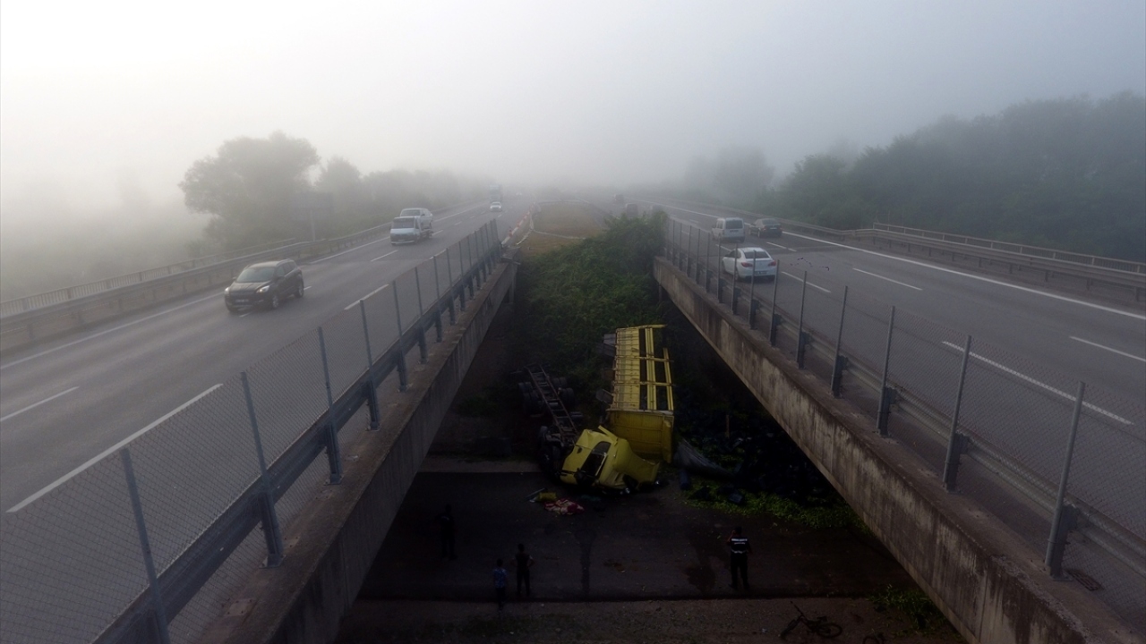 Kazada sürücü ile yanında bulunan Ahmet Açar yaralandı.