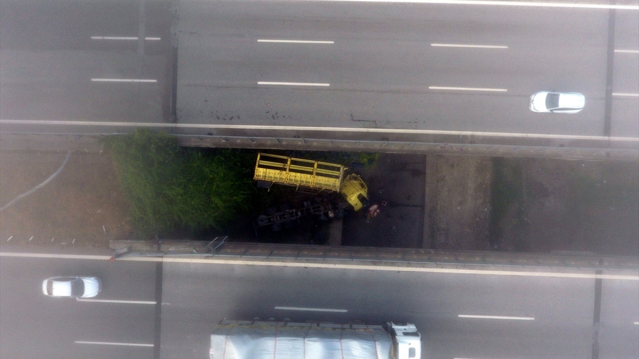 İhbar üzerine olay yerine sağlık, itfaiye, polis ve jandarma ekipleri sevk edildi.