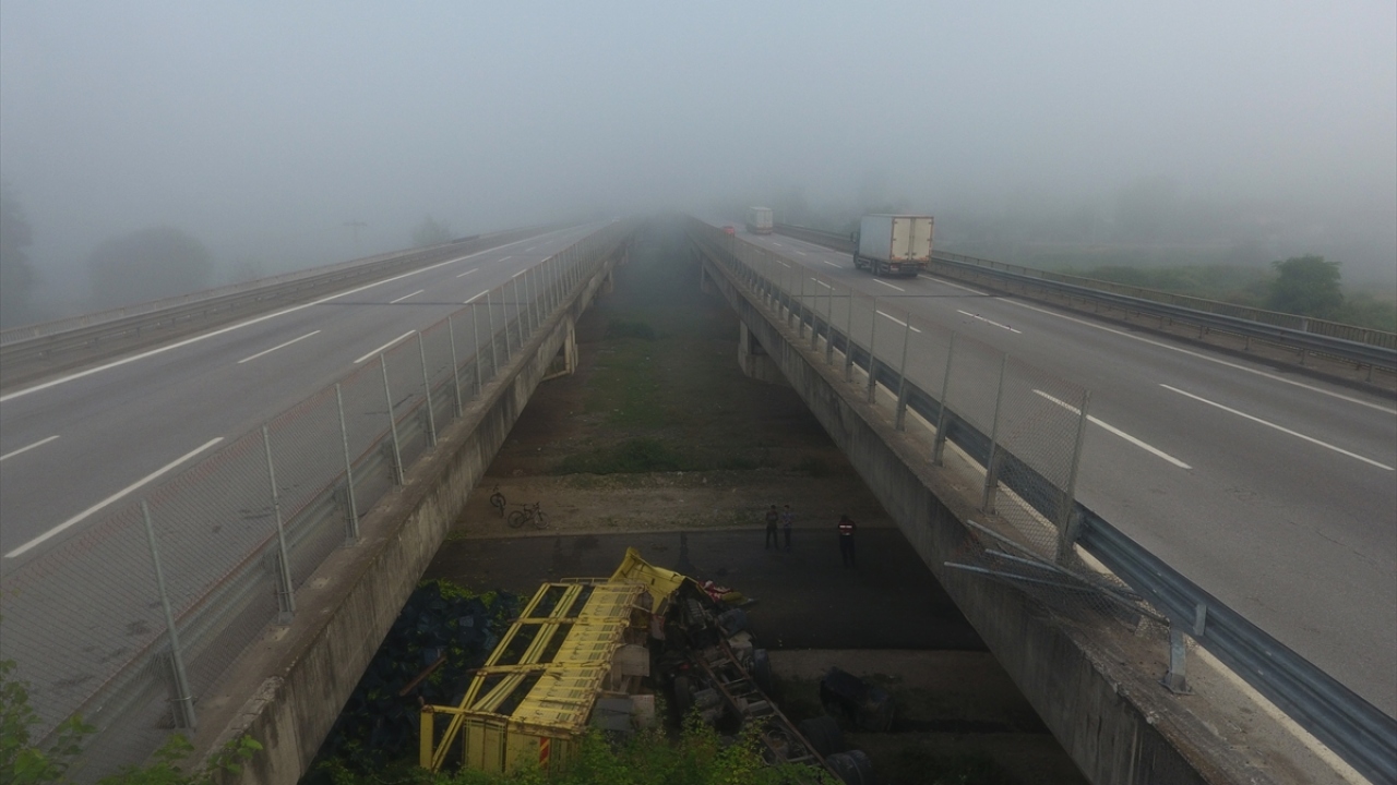 Ekipler devrilen tırda bulunan yaralıları araçtan çıkarak Düzce`deki hastaneye kaldırdı.