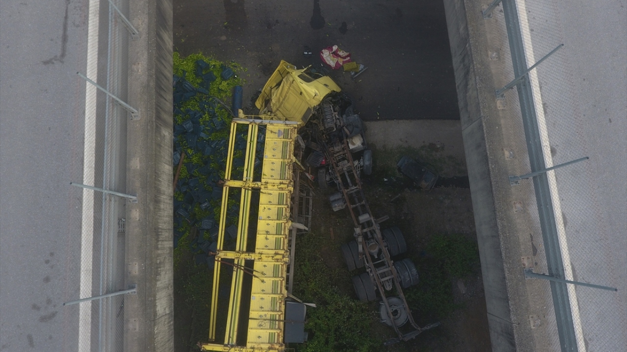 Kara yolları ekipleri, devrilen tırın kaldırılması için başlatılan çalışma kapsamında etrafa saçılan biberleri topladı.