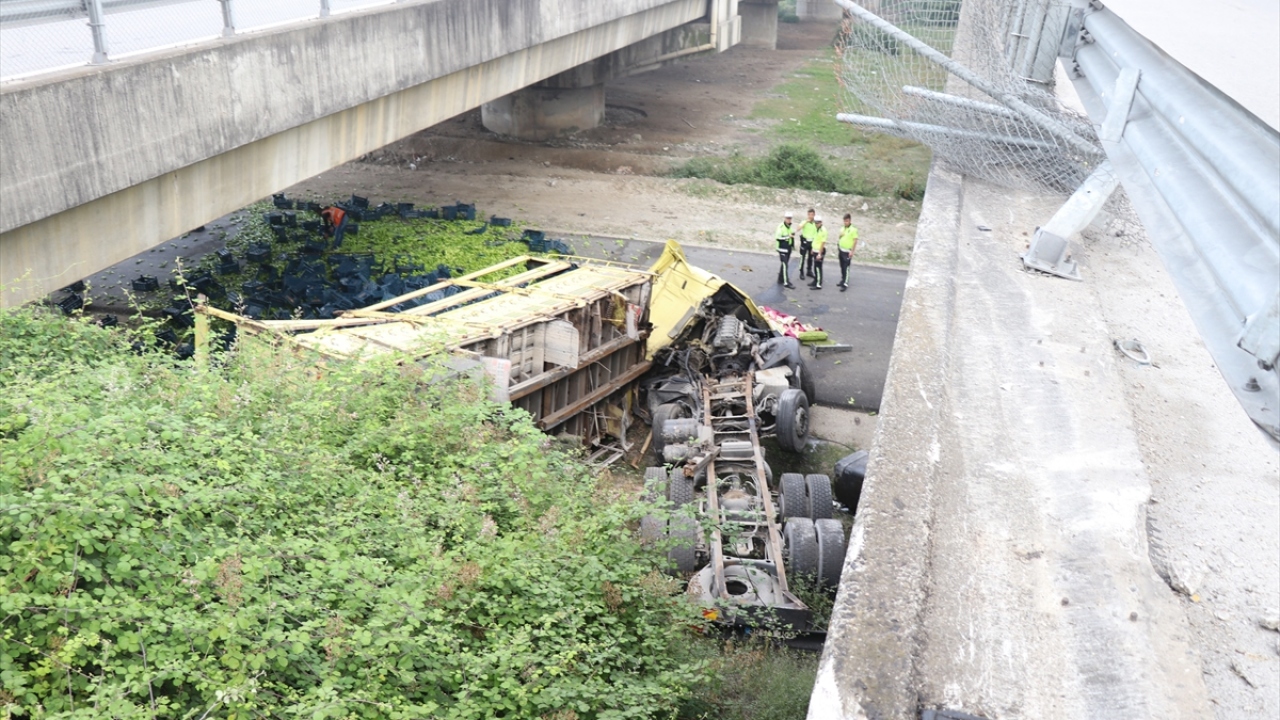 Kaza nedeniyle otoyolda trafik akışı ekiplerce bir süre kontrollü olarak sağlandı.