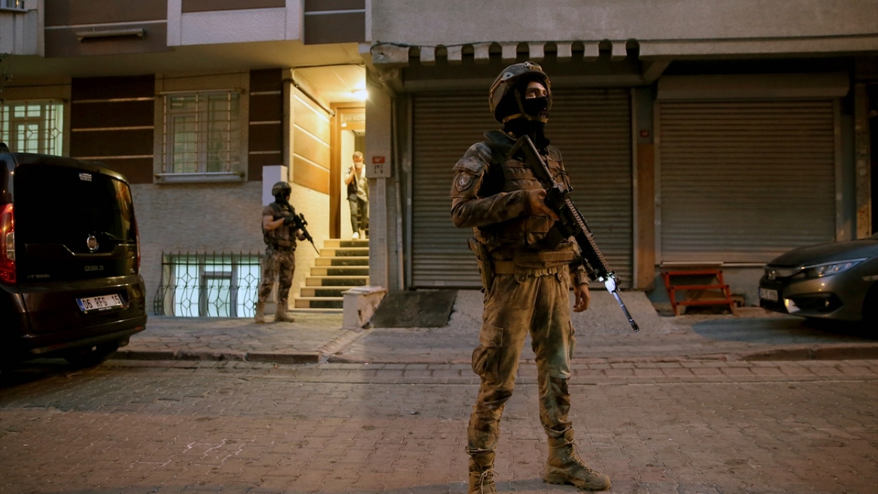 Özel harekat polislerinin de destek verdiği operasyonda çok sayıda adrese baskın yapıldı. 