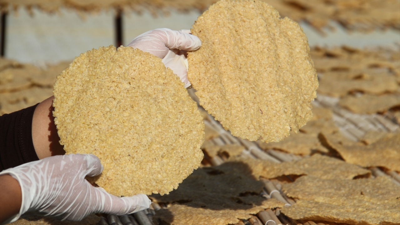 Soğuk kış akşamlarında çorba olarak da tüketilen çıtır tarhana, çayın yanında çerez niyetine, koyu sohbetlere de eşlik ediyor.