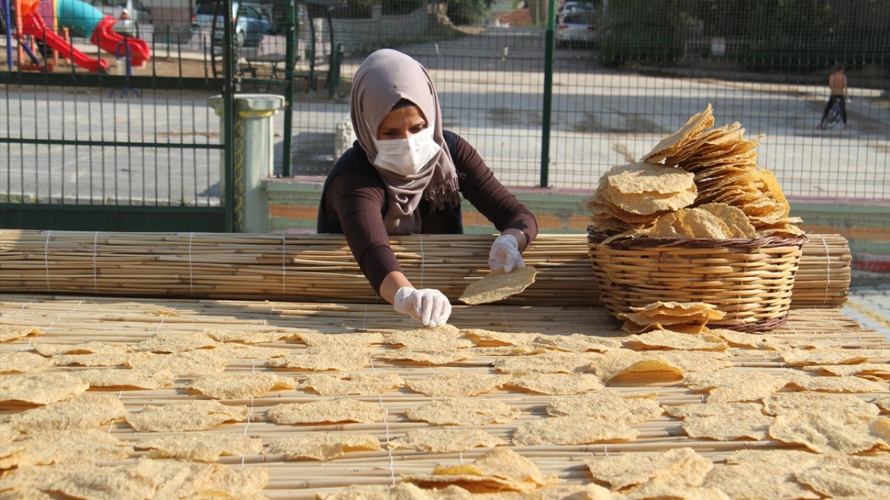 Beyşehirli ev hanımları, süzme yoğurt, bulgur, tuz, yağ ile suyu karıştırmalarının ardından bulamaç haline getirdikleri karışımı, elde ya da makinelerde yassı hale getirdikten sonra güneş altına bırakıyor.