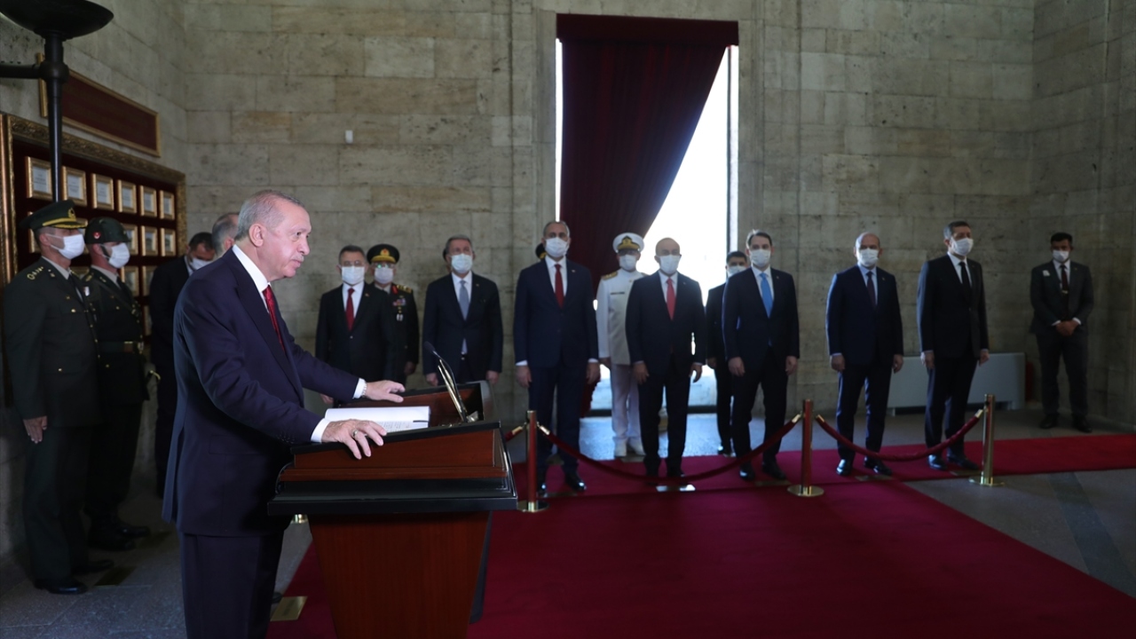 Cumhurbaşkanı Erdoğan, Anıtkabir Özel Defteri`ni imzaladı