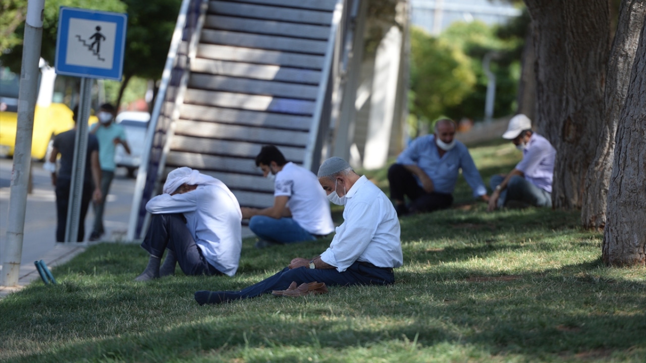 Mardin`de hava sıcaklığı 40 derecenin üzerine çıkmasıyla vatandaşlar, parklarda dinleniyor.