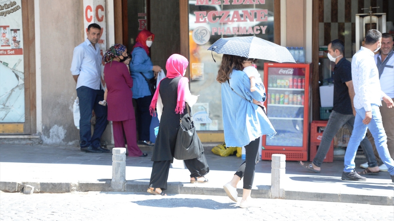 Mardin Ovası`nda yer alması nedeniyle kentin en sıcak ilçelerinin başında gelen, zaman zaman sıcaklığın 43 dereceyi aştığı Kızıltepe`de vatandaşlar, ağaçların altında serinliyor, yürürken şemsiye ve gölge alanları tercih ediyor.