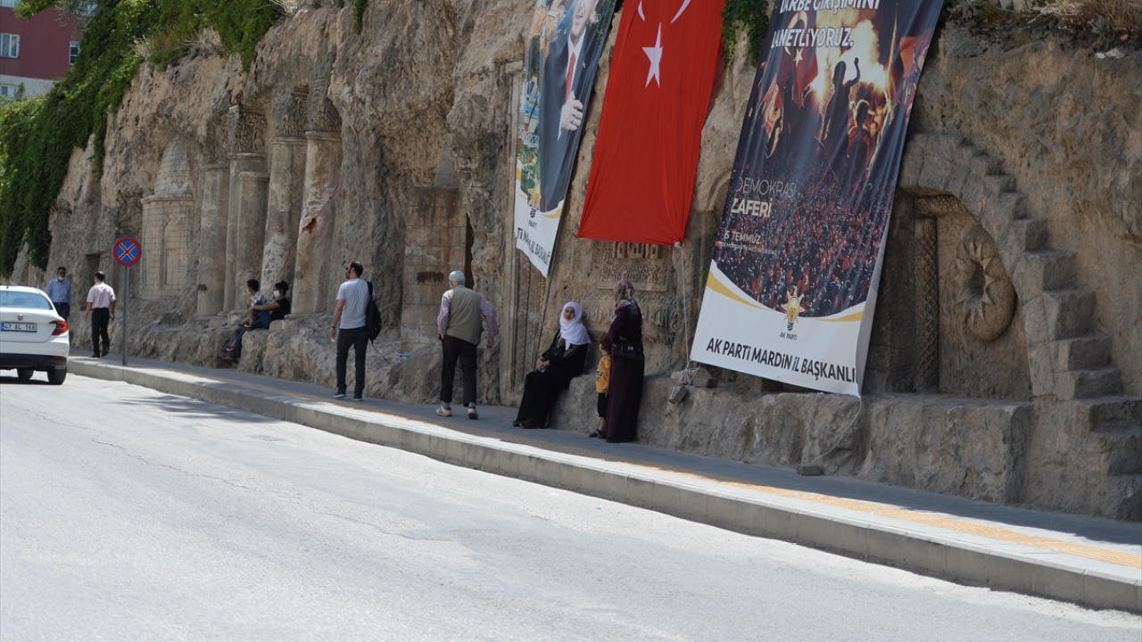 Mardin`de hava sıcaklığı 40 derecenin üzerine çıktı. Kente gelen ziyaretçiler de tarihi mekanları gezmek için akşam saatlerini bekliyor.