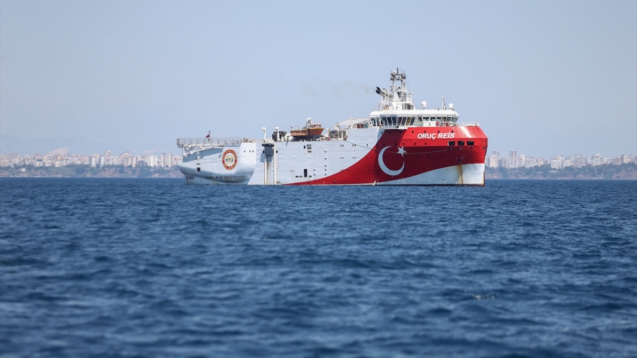 Antalya Limanı mendirek sahası dışındaki rıhtıma bir süre önce demirleyen sismik arama gemisinin, Doğu Akdeniz`de yeni bir sismik araştırma faaliyetine başlaması bekleniyor.