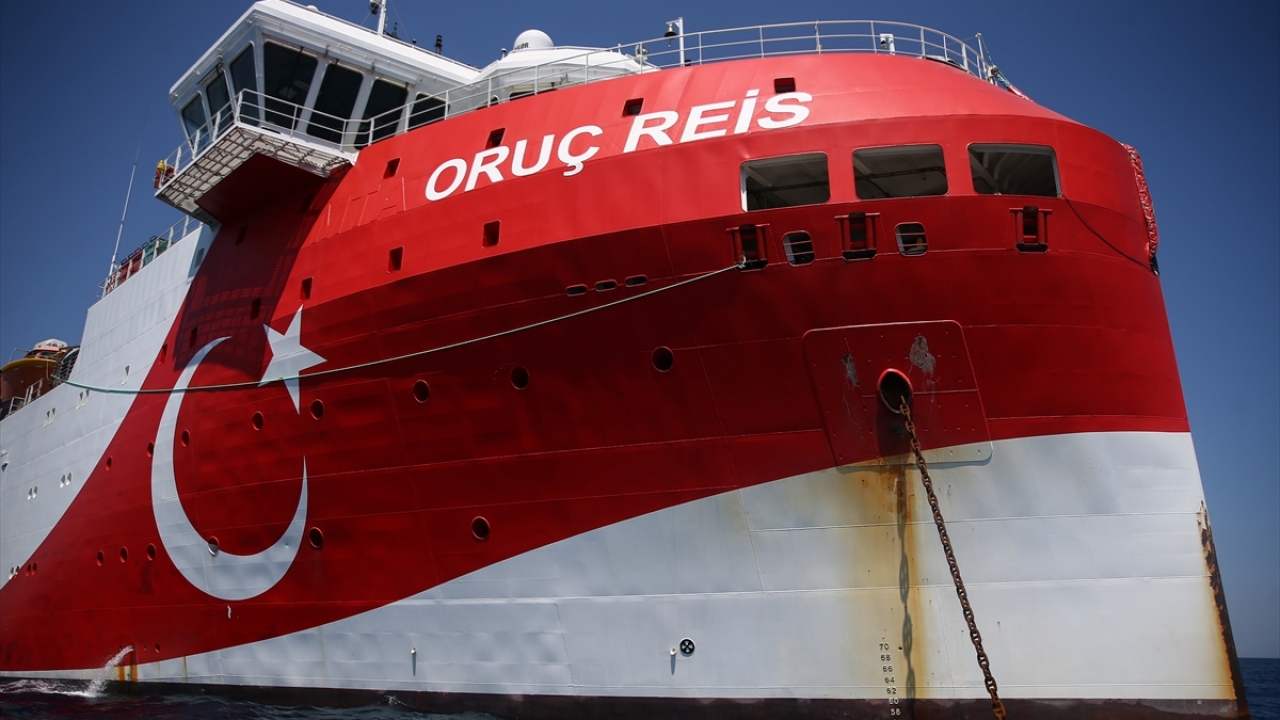 Kurum personeline 2B/3B sismik veri işlem yetkinliği kazandırmak üzere sağlanan eğitim sayesinde, toplanan sismik verilerin veri işlemi konusunda dışa bağımlılığın ortadan kaldırılması hedefleniyor.