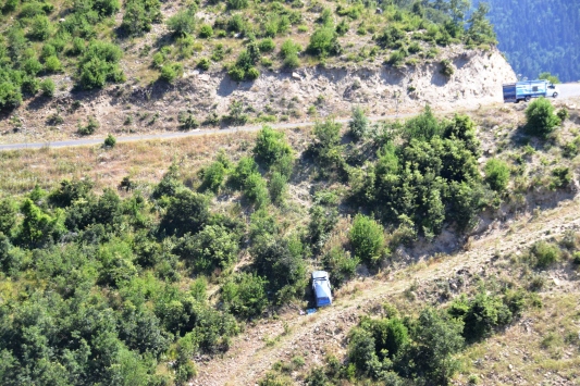 Kahramanmaraş'ta otomobil uçuruma yuvarlandı: 3 yaralı