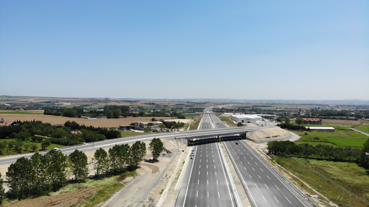 Geçtiğimiz aylarda 286 kilometre uzunluğundaki 6 kesimi trafiğe açılan otoyolda geriye kalan 112 kilometrelik kesimde devam eden çalışmalar havadan görüntülendi.