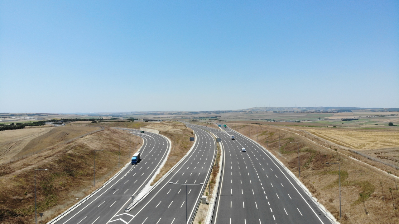 Dünyanın en geniş tünelleri olma özelliğine sahip olan 4 şeritli tünellerindeki çalışmalar da havadan çekilen görüntülere yansıdı. 