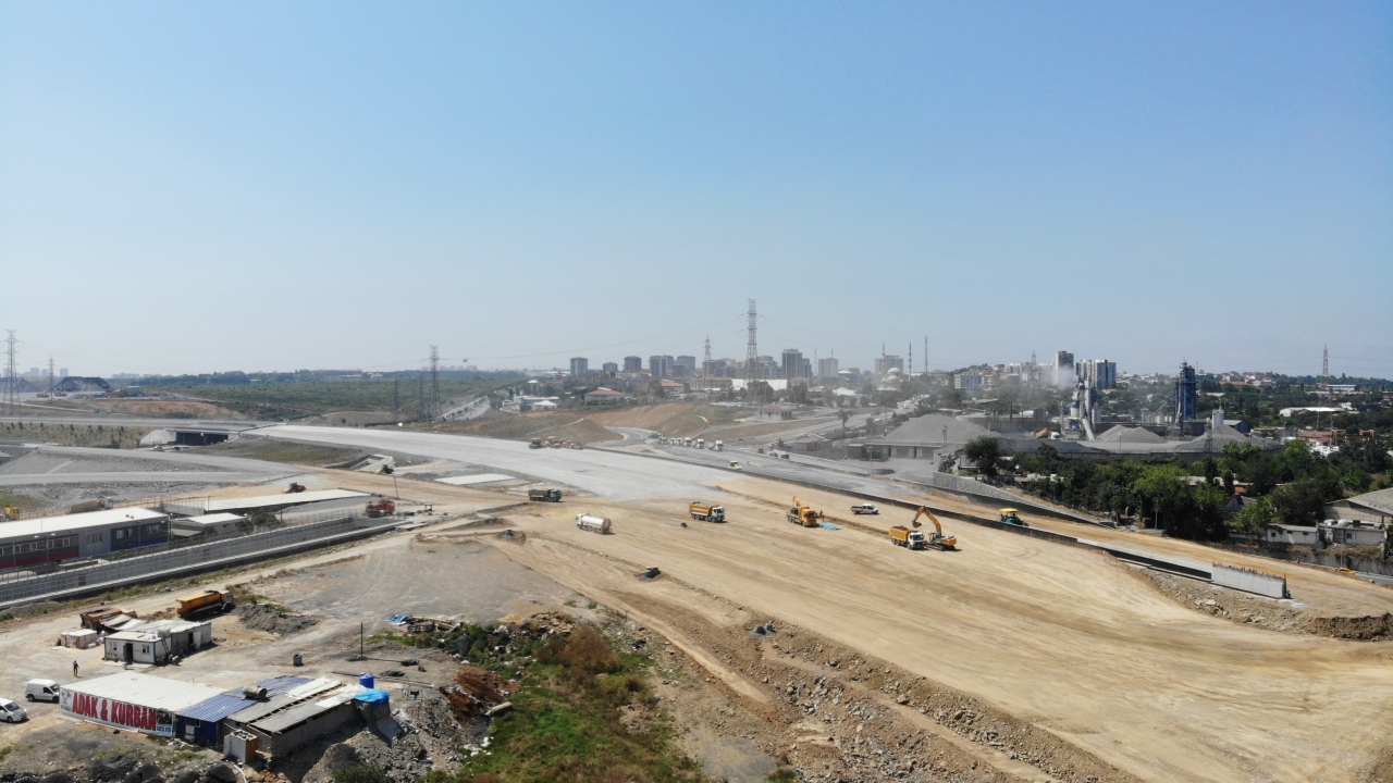 İstanbul-Kocaeli ve Sakarya trafiğini oldukça rahatlatması beklenen ve aynı anda 4 aracın geçebileceği tünellerle dünyada bir ilk olma özelliği taşıyan 398 kilometre uzunluğundaki Kuzey Marmara Otoyolu’ da devam eden çalışmalarda sona gelindi.
