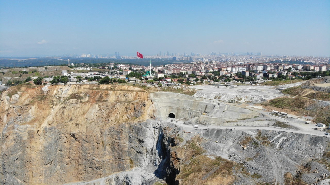 7’nci kesim olan 9,1 kilometrelik Habibler-Hasdal kesimindeki çalışmalar havadan görüntülendi. Havadan çekilen görüntülerde tünellerdeki çalışmalarda iş makinelerinin ve işçilerin çalıştığı görüldü. 