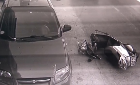 Kediyi ezmemek için motosikletiyle kaza yaptı