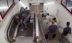 Yürüyen merdivenlerdeki hırsızlık anı kamerada