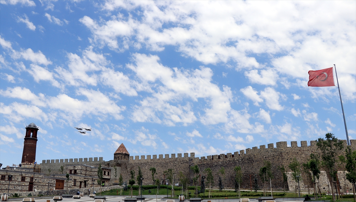 F16`ların tarihi Erzurum Kalesi üzerinden geçişleri tarihi mekanla birlikte görüntülendi.