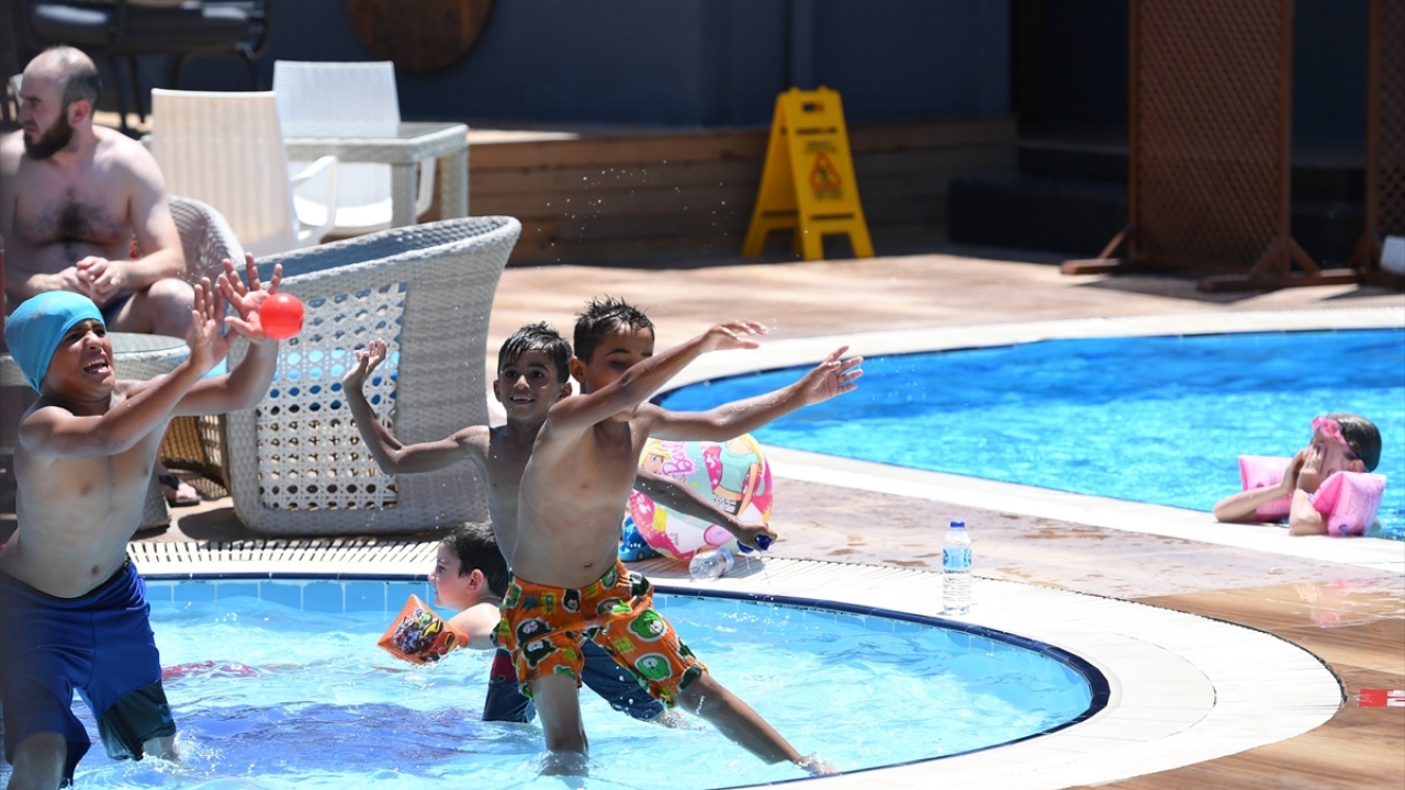 Çocuğun fotoğrafının sosyal medyada paylaşılması üzerine Konyaaltı Belediyesi ekipleri, Hurma Mahallesi`nde çocuk ve kardeşlerini kağıt toplarken buldu. 