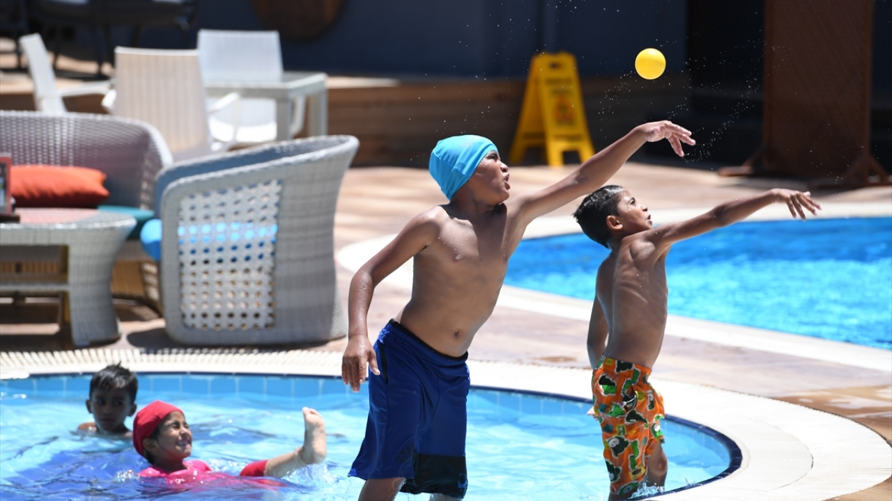 Ekipler, ailesinden izin aldıktan sonra 10 yaşındaki çocuk ile 2 kardeşini de bir spor merkezinin havuzuna götürdü. 