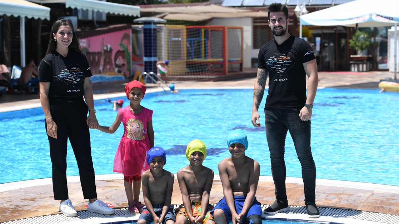 Havuzda doyasıya eğlenen çocuklar, ardından Antalya Akvaryumu`nu gezmenin mutluluğunu tattı. 