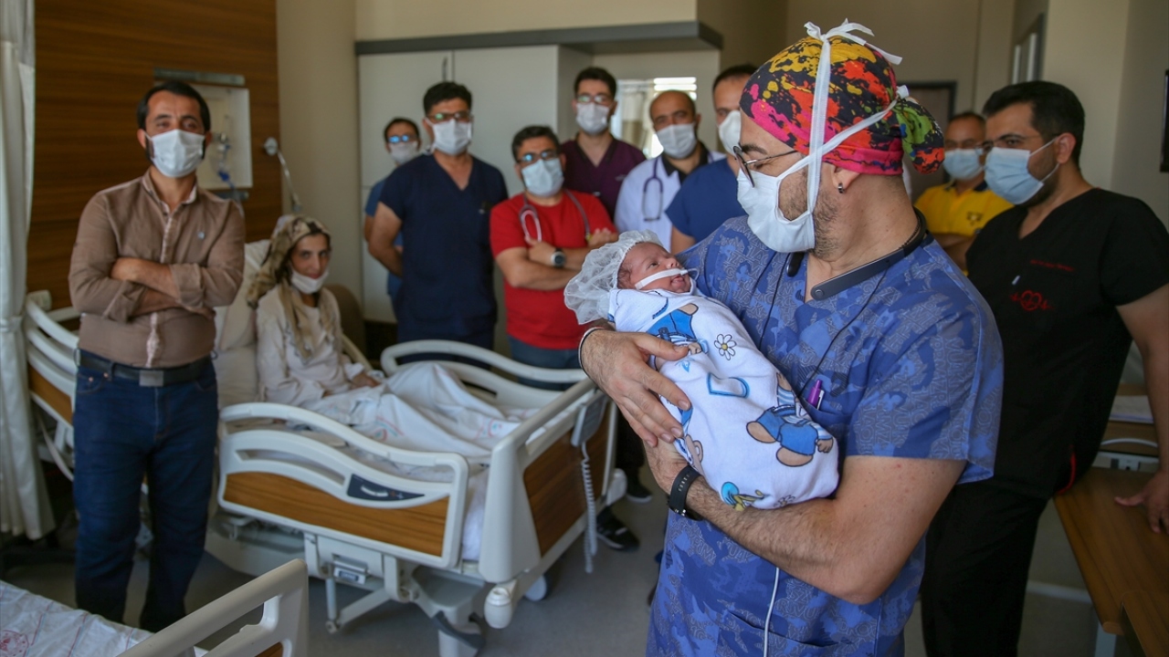 Ambulansla Van Bölge Eğitim ve Araştırma Hastanesi Acil Servisine kaldırılan anne ile karnındaki bebeğinin, kalplerinin durduğu tespit edildi.