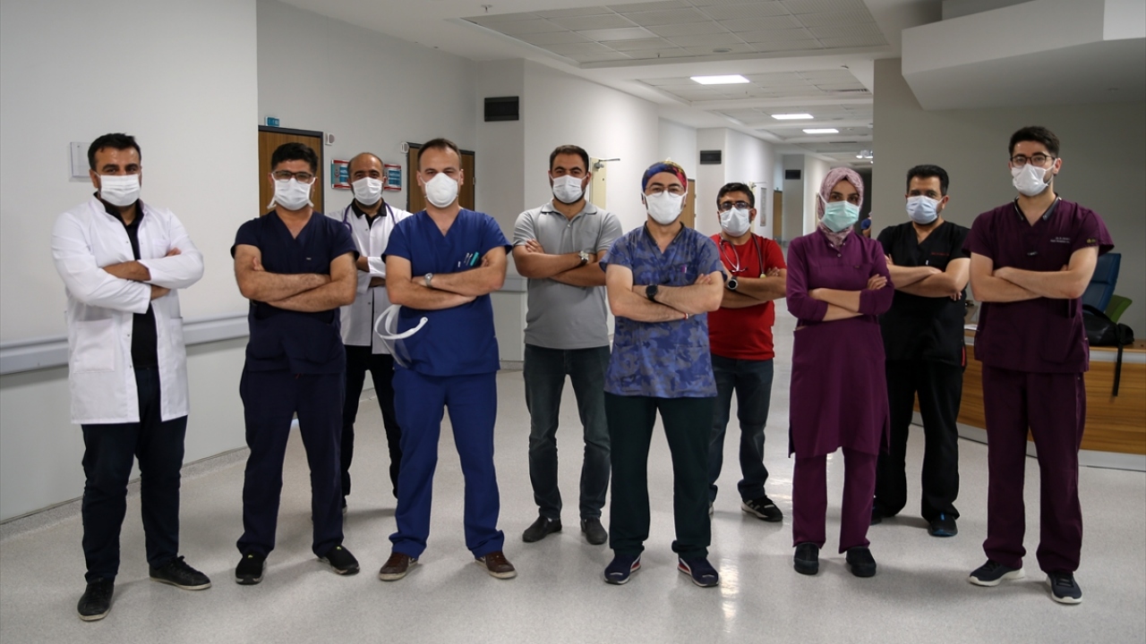 Bunun üzerine, acil servis ortamında 6 branştan doktor, anne ve bebeğin hayata tutunması için cansiperane bir mücadele ortaya koydu.