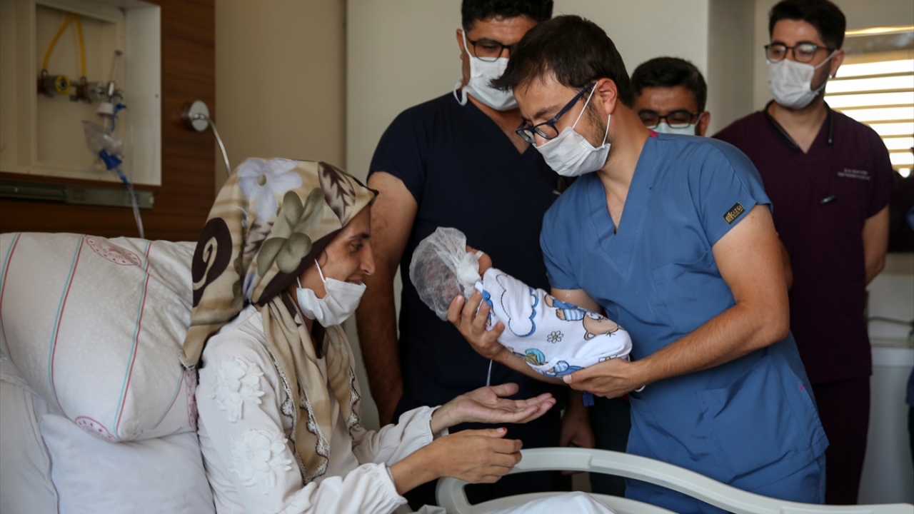 Daha sonra rahim alma operasyonu gerçekleştiren doktorlar, iki hastanın da tamamen sağlığına kavuşması için mücadele etti. 